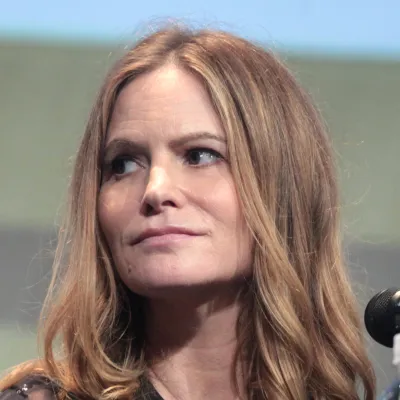 Jennifer Jason Leigh